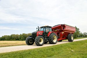 Нові трактори Row-crop - від посіву до навантаження