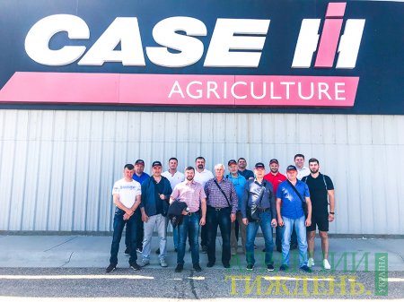 Українська делегація на заводі з виробництва комбайнів Case IH в США