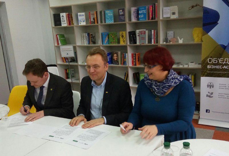 Голова ВАР від імені УРБ підписав меморандум з партією «Самопоміч» в особі Андрія Садового