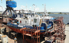 На суднобудівному заводі «НІБУЛОН» готують до спуску третє несамохідне судно-майданчик проєкту В1500