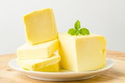 Світові ціни на молочну продукцію впали на 19,6% через здешевлення масла та сиру