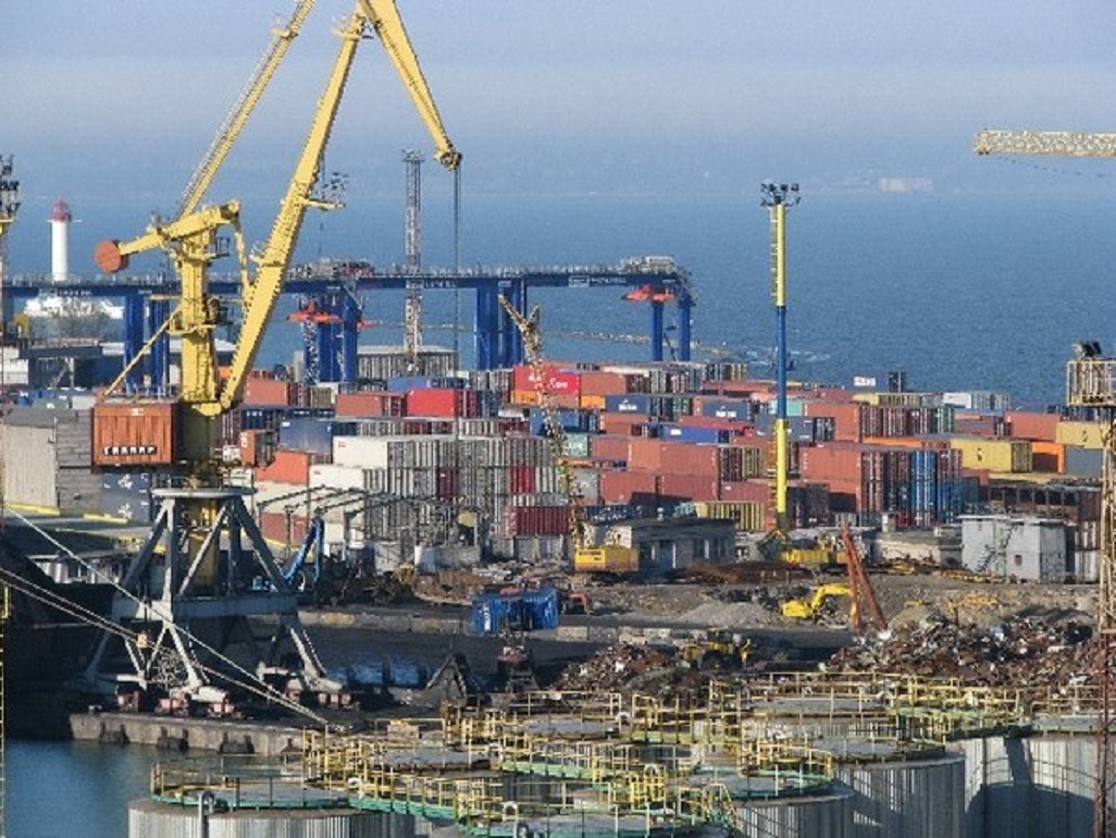 Частина морських портів в Україні тимчасово припиняє свою роботу