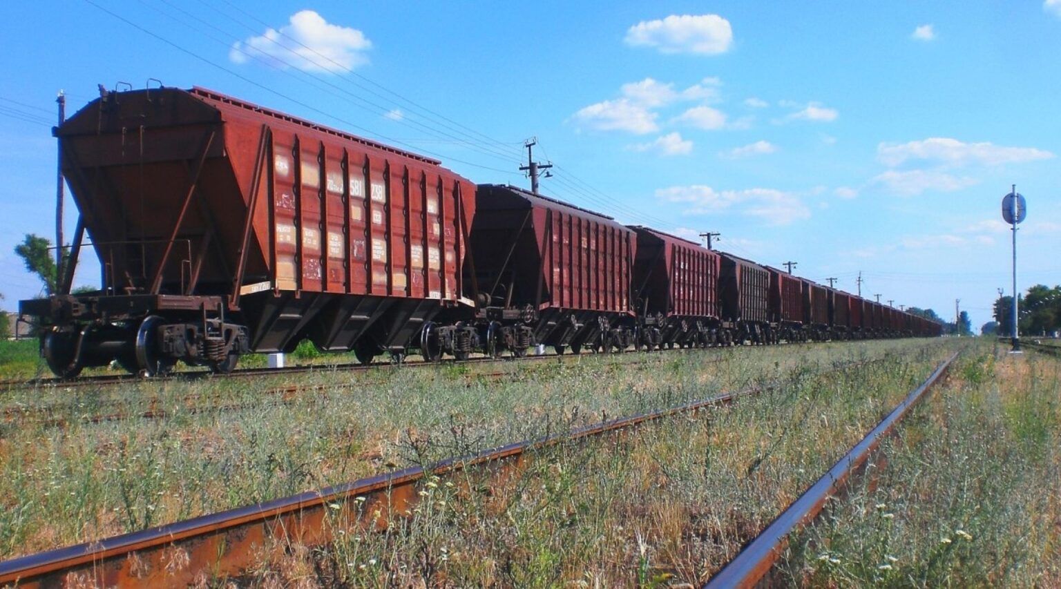 Загарбники почали вивозити українське зерно ще й потягами
