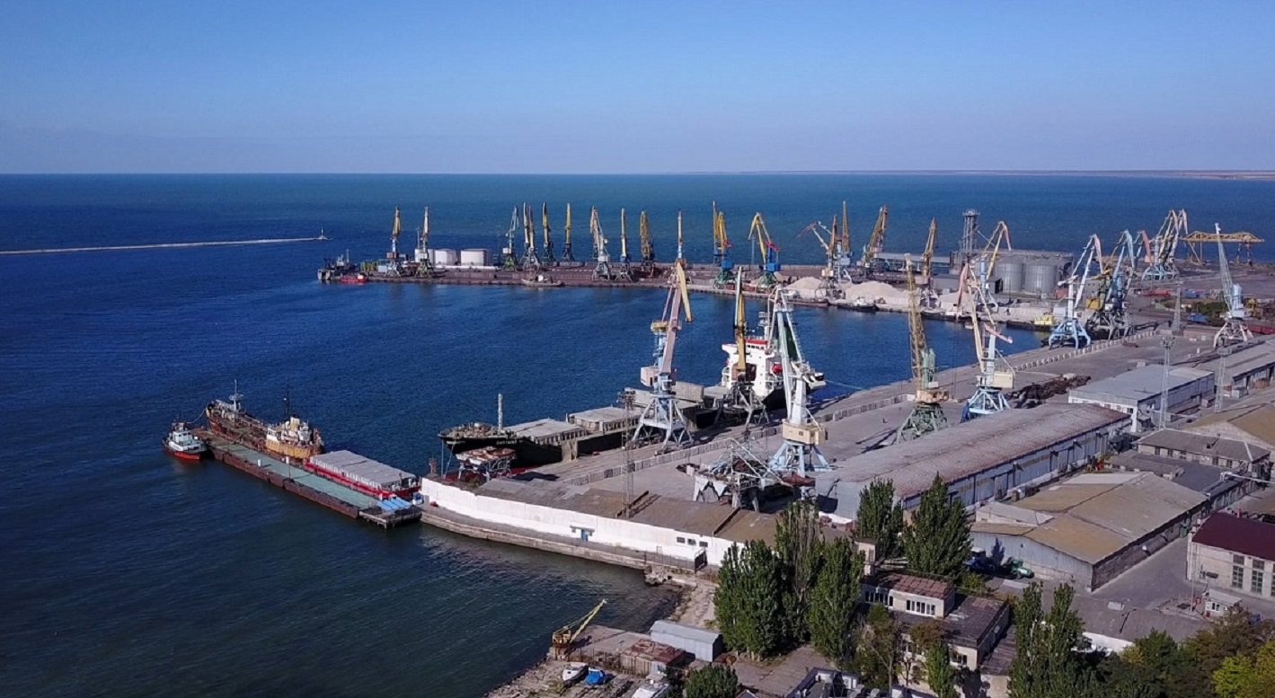 Росіяни вивозять зерно з порту в окупованому Бердянську
