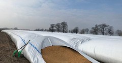 В Україну прямує обладнання для тимчасового зберігання зерна