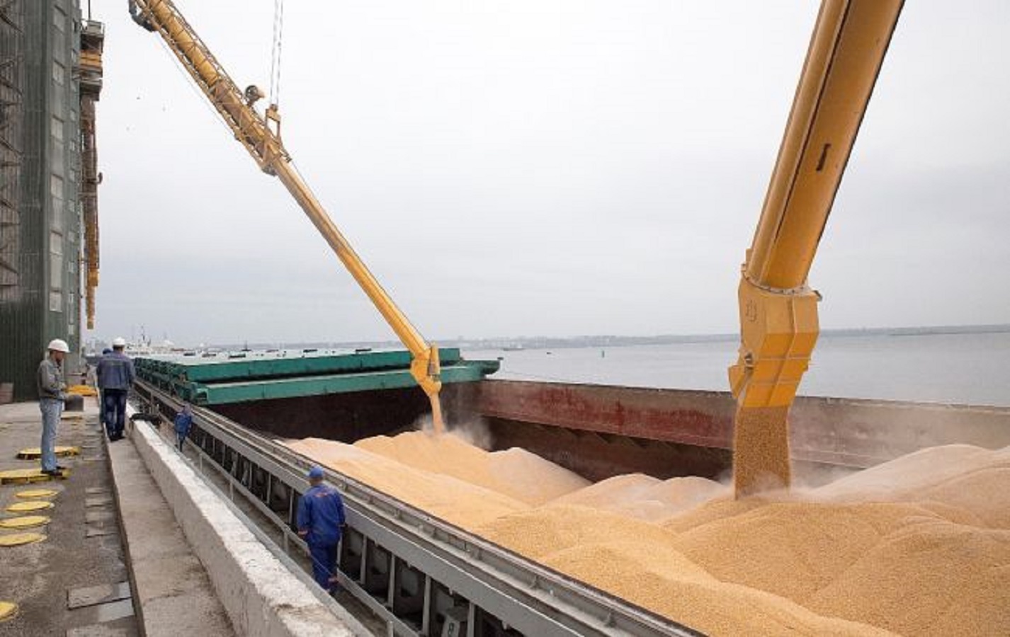 З порту Одеса вперше з 24 лютого вийшло судно. 26 000 тонн української кукурудзи прямує до Лівану