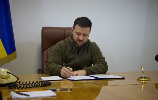 Президент України підписав Закон, який звільняє аграріїв від сплати податків на заміновані, забруднені та окуповані землі