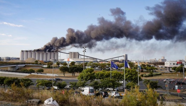 У французькому порту – масштабна пожежа на зерносховищі