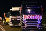 Через протест поляків і словаків на кордоні України з Угорщиною з’явилися черги із вантажівок - Reuters