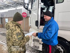 50 вантажівок за 12 годин роботи – результат оформлення ваговозів у ПП «Угринів-Долгобичув»