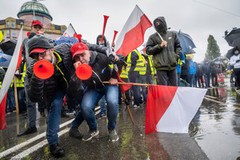 Блокада польського кордону триватиме ще 2 місяці: як це позначиться на курсі
