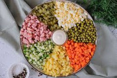 В Україні дешевшають овочі з олів’є-набору: як змінилися ціни